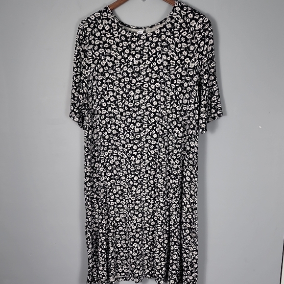 Old Navy Relaxed Black and White 3/4 Sleeve Dress - Picture 3 of 7